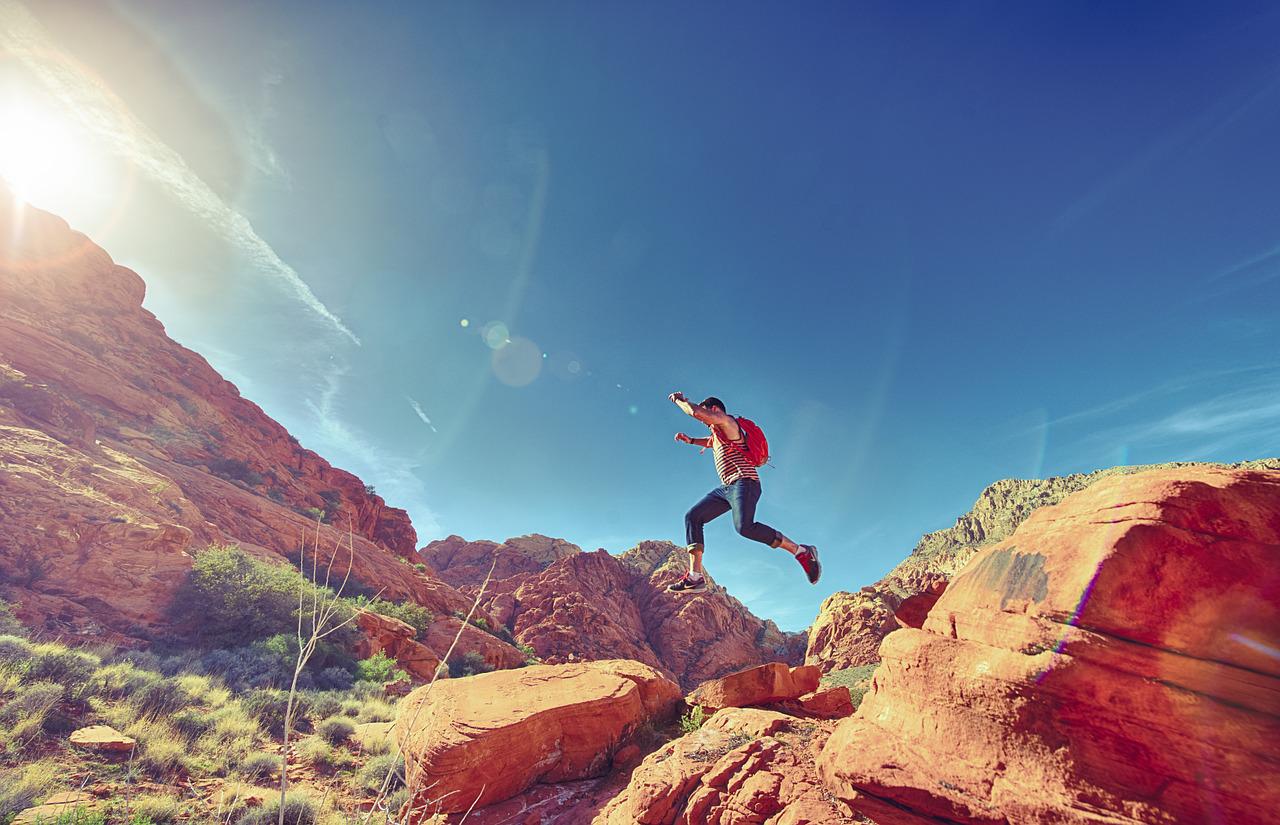 man, jumping, mountains-731900.jpg